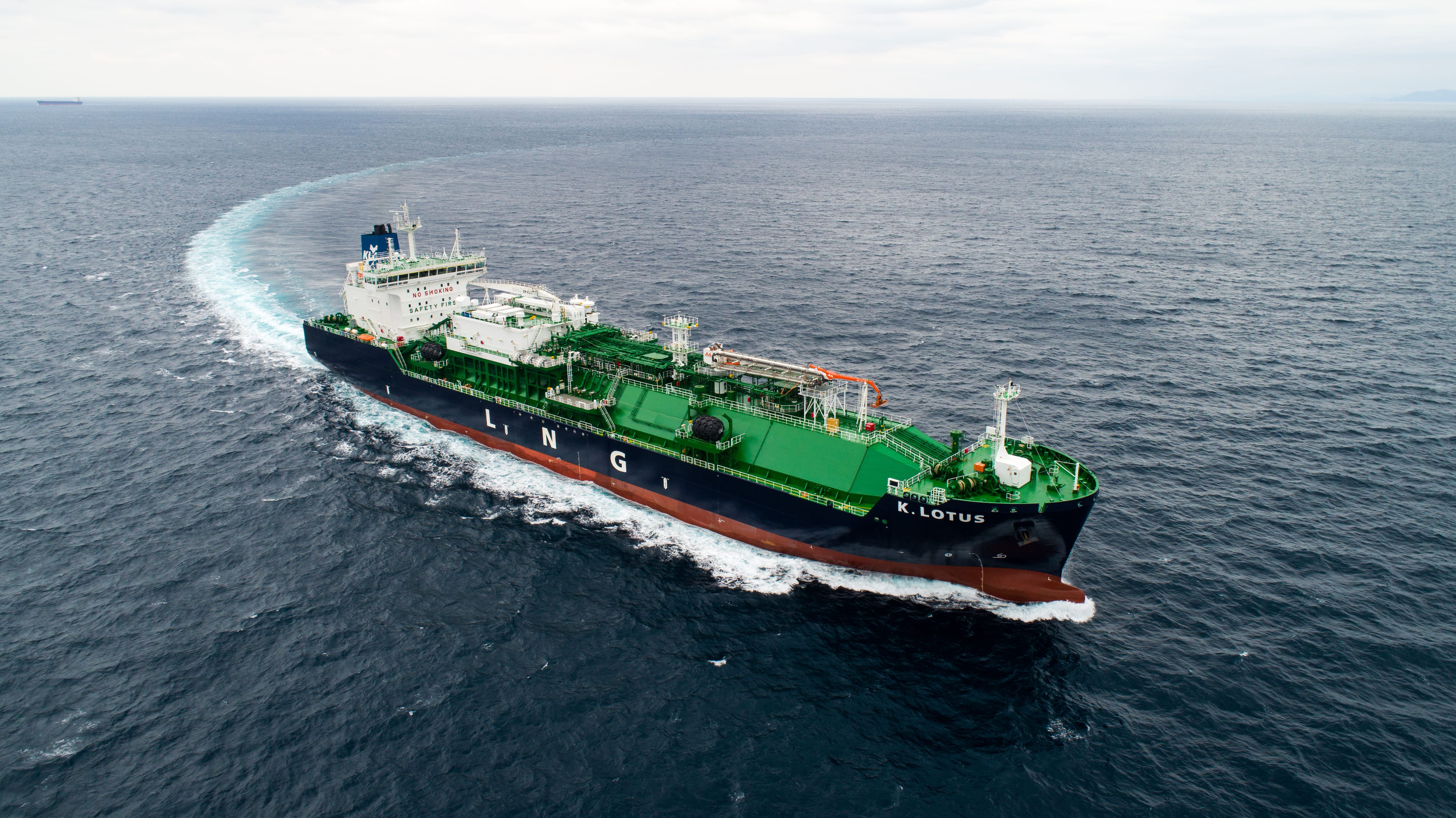 HD현대미포가 건조해 인도한 18,000㎥급 LNG 벙커링선의 시운전 모습.jpg