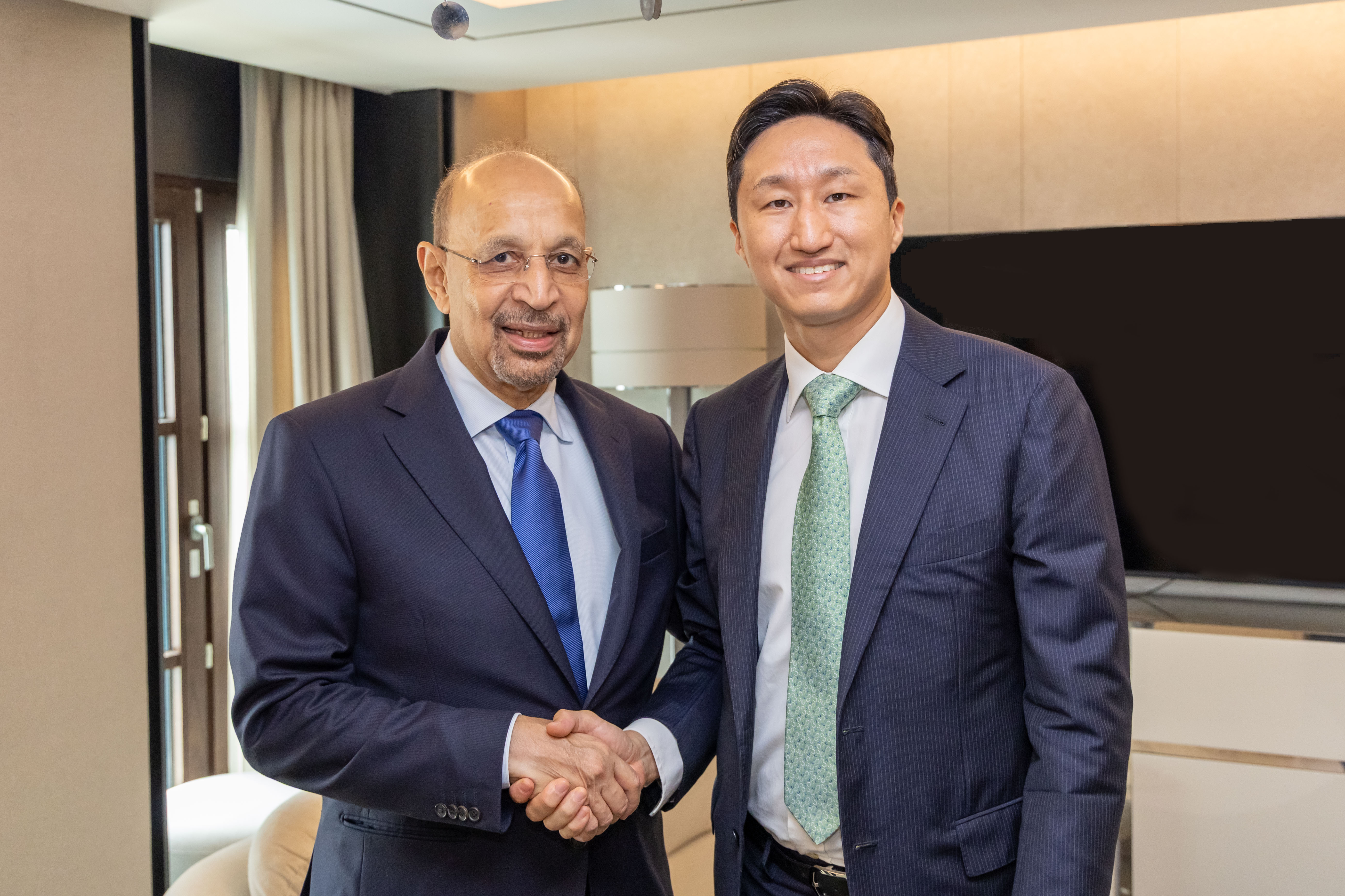 HD Hyundai Executive Vice Chairman Chung Kisun (third from the right in the photo) met with H.E. Khalid AlFalih, Minister of Investment of Saudi Arabia, on Thursday, Sep. 25th, to discuss business cooperation..jpg