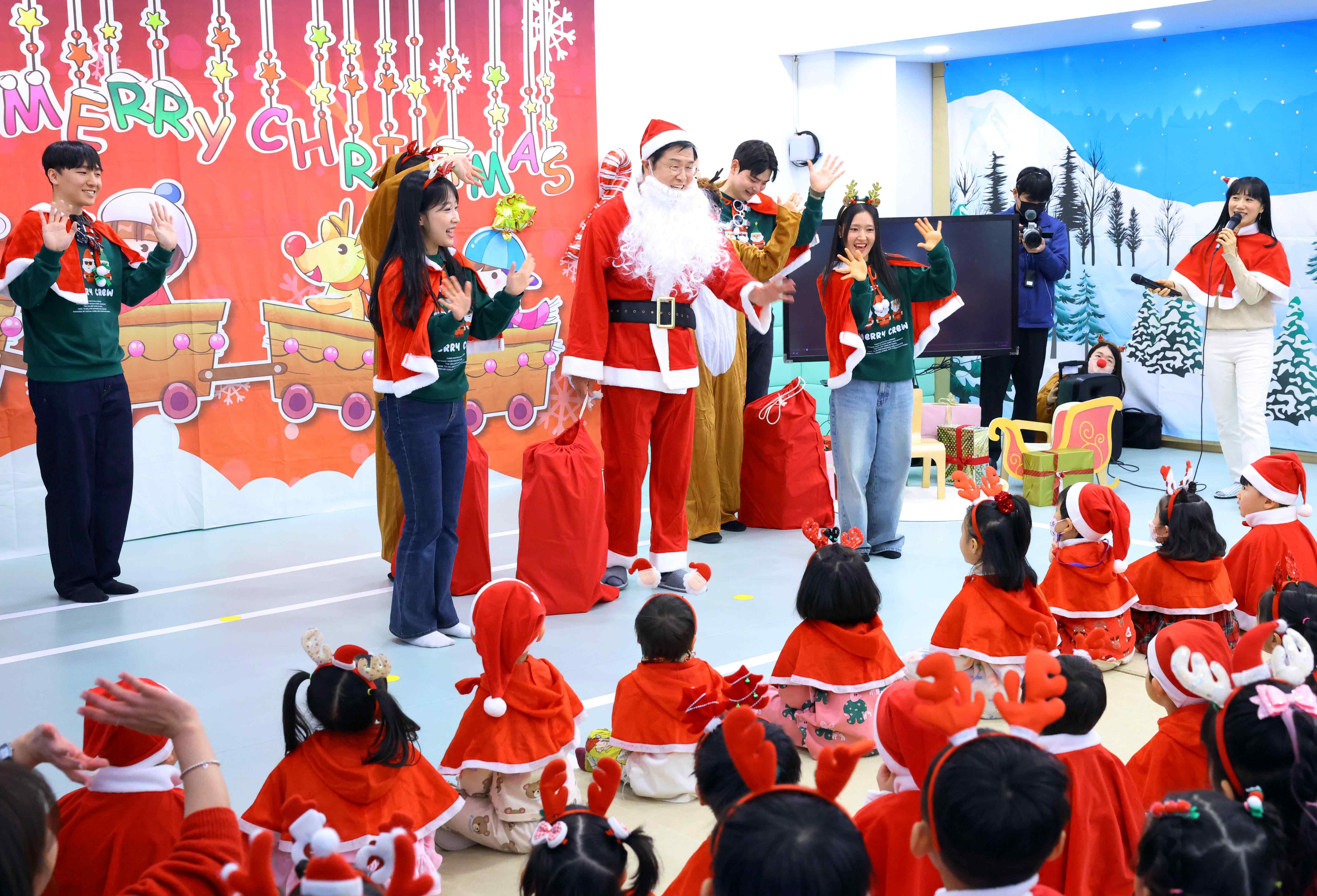 &lsquo;해피보트&rsquo;에 뜬 산타! HD현대重 이상균 부회장, 직장어린이집 깜짝 방문