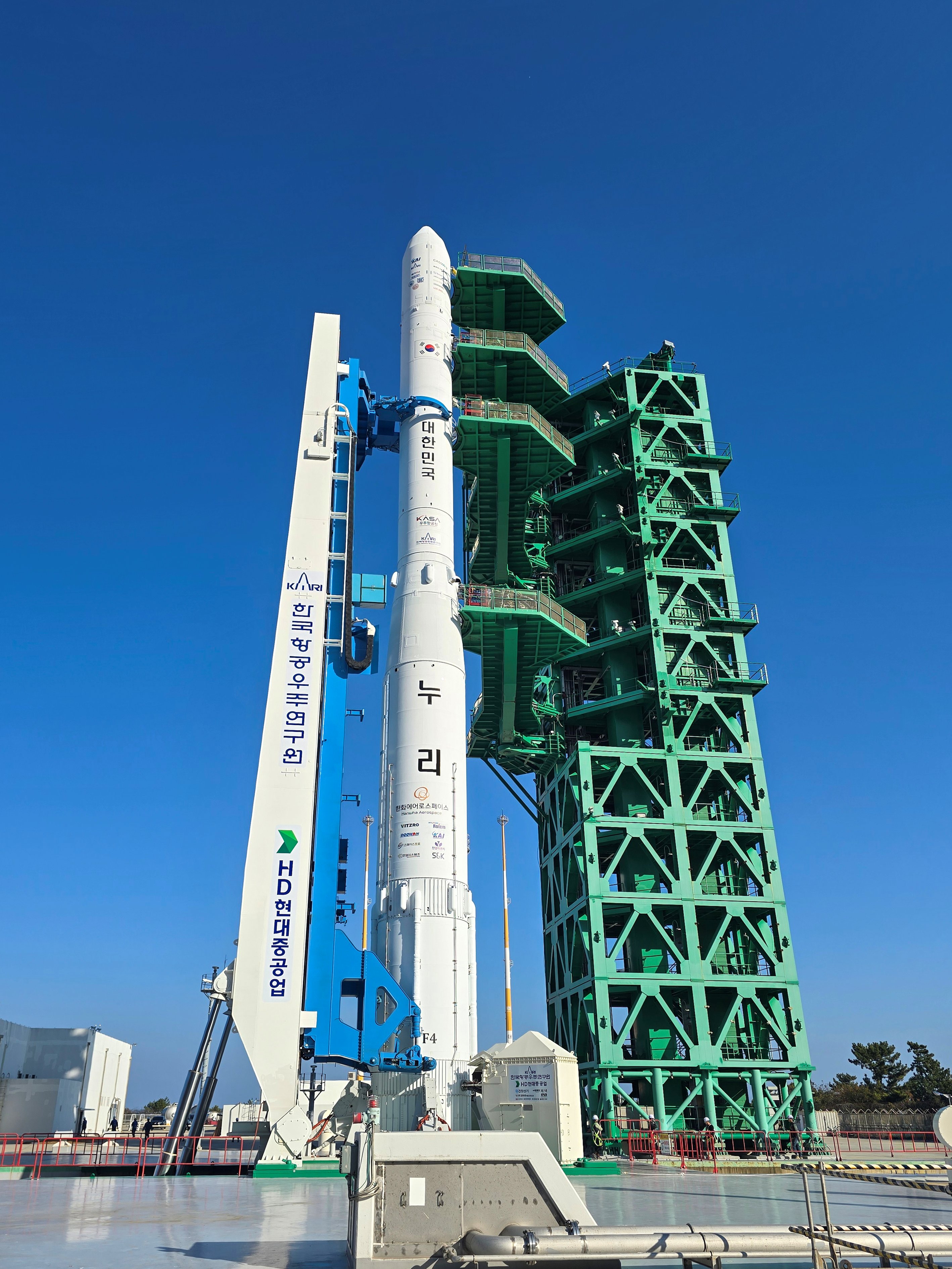 [사진]HD현대중공업이 구축한 발사대에서 발사 준비를 마친 누리호.jpg