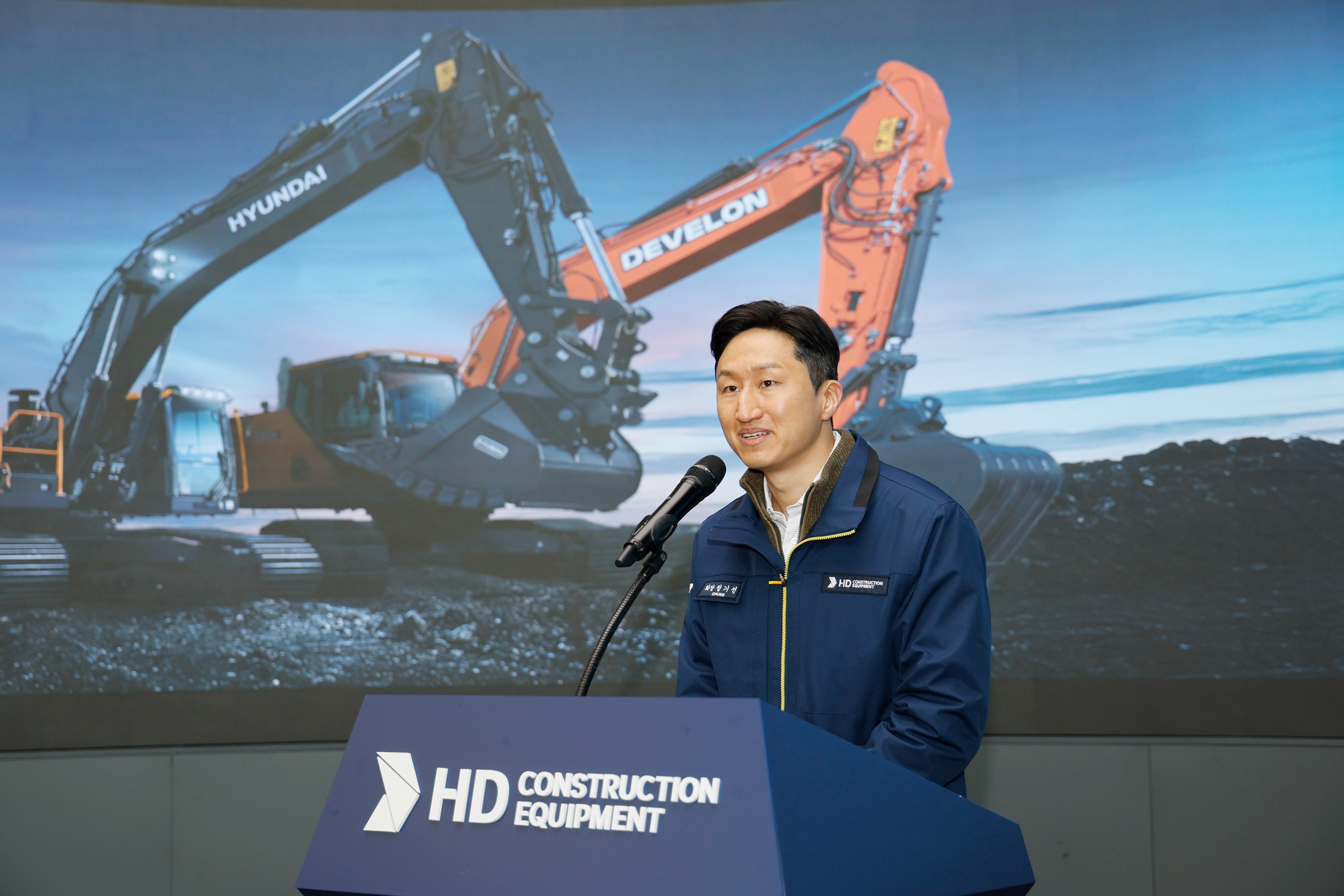 <Korea's Largest Comprehensive Construction Equipment Company> HD Construction Equipment Launches with Ambitious Goals: "Aiming for 14.8 Trillion Won in Sales by 2030"