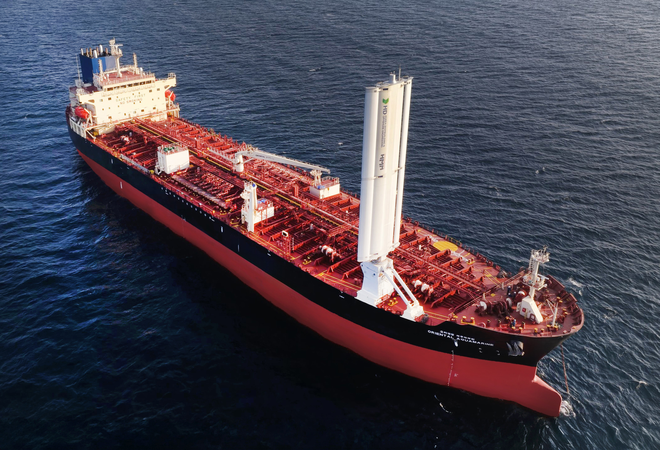 바람의 힘으로 달리는 친환경 선박 띄웠다&hellip; HD현대, &lsquo;윙세일&rsquo; 해상 실증 착수