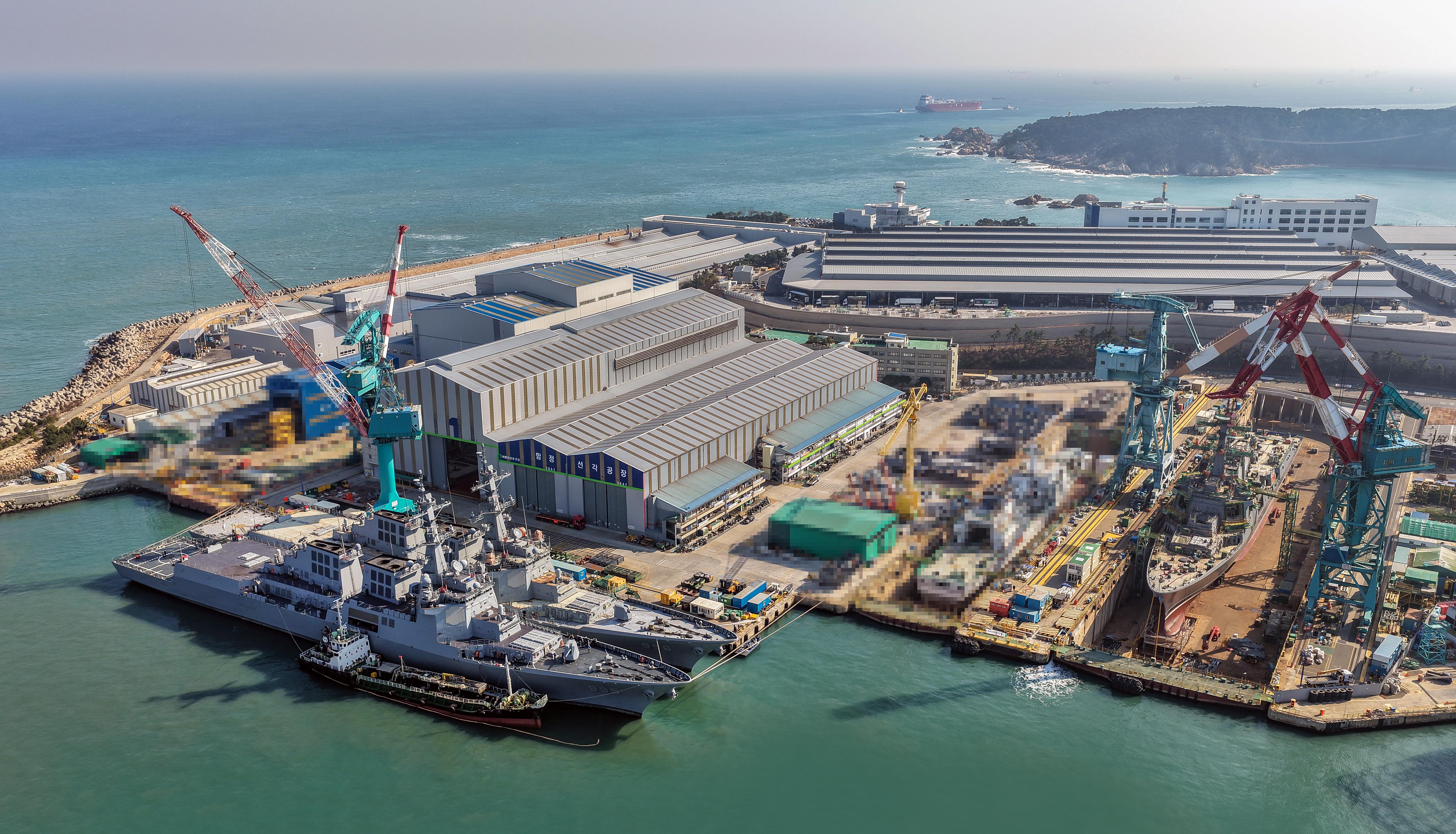 ■ 사진 설명2 HD현대중공업 울산 조선소에 집결한 최신예 이지스 구축함 1~3번함 정조대왕함·다산정약용함·대호김종서함의 모습.jpg