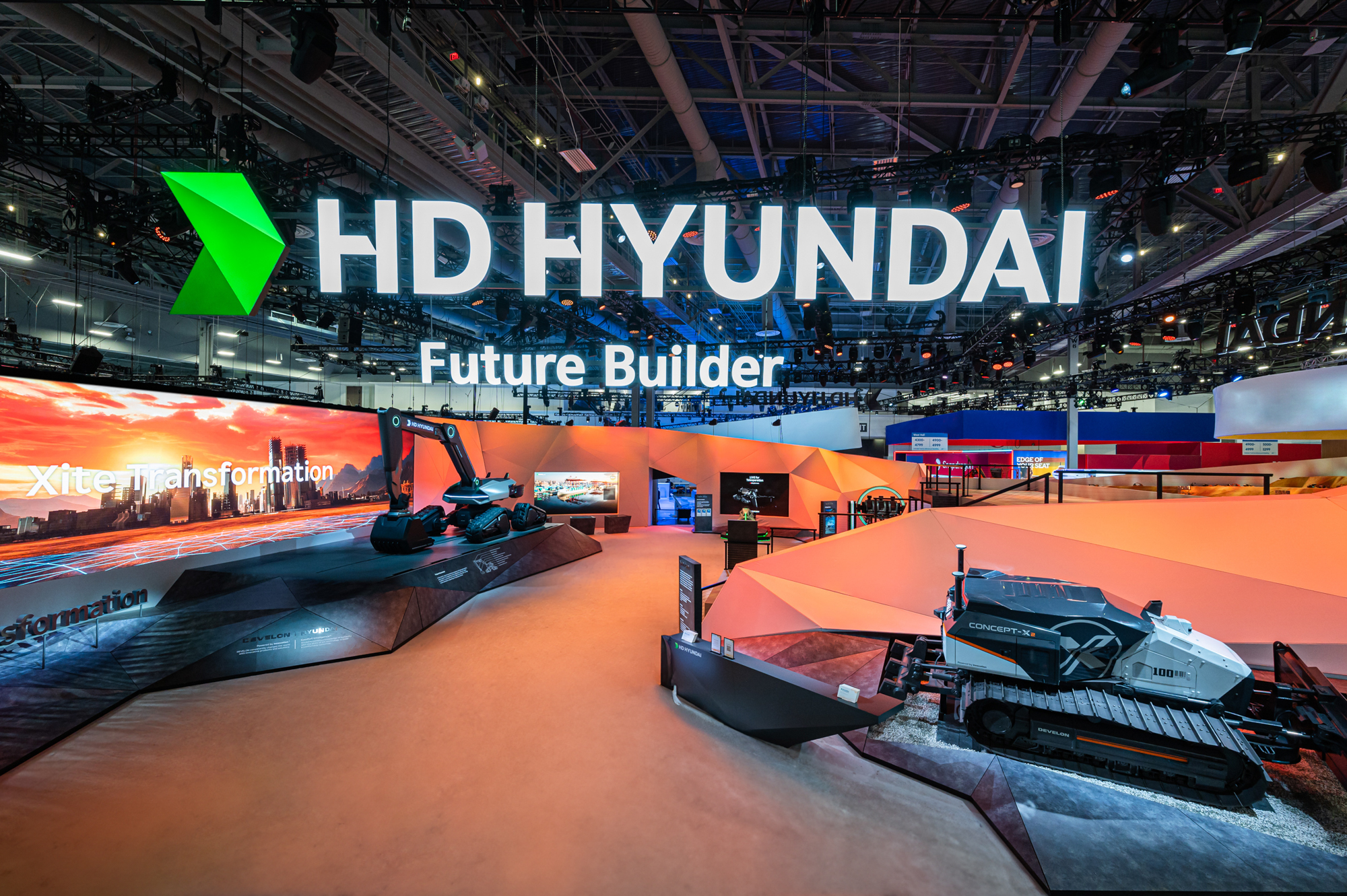 [사진1] HD현대가 9일(현지시각)부터 나흘간 미국 라스베이거스 CES2024에서 사이트 트랜스포메이션(Xite Transformation)을 주제로 전시를 진행한다_HD현대 부스전경.jpg