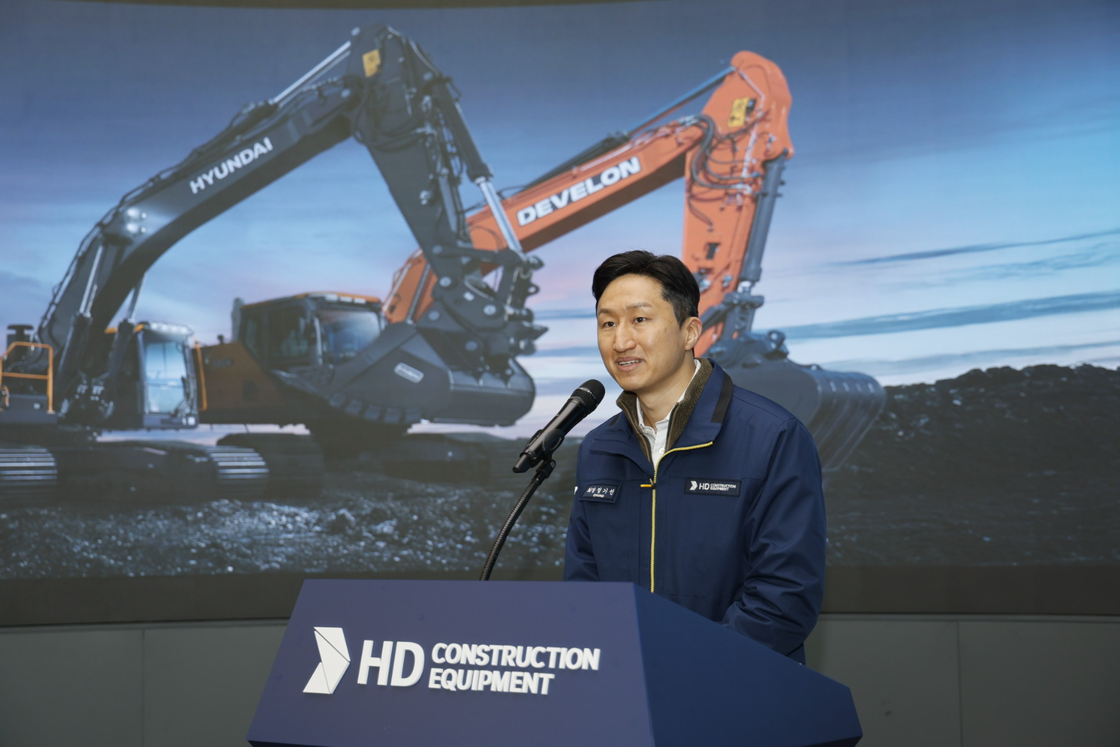 HD현대 정기선 회장이 1일(목) 울산캠퍼스에서 열린 HD건설기계 출범식에서 축사를 하는 모습.jpg