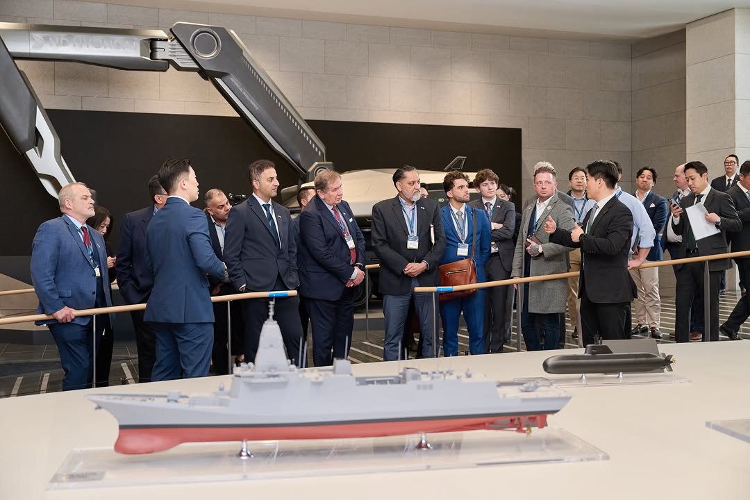 캐나다 ICT 기술을 선도하는 14개 기업 사절단이 HD현대 GRC를 방문했습니다! 🚢🤝