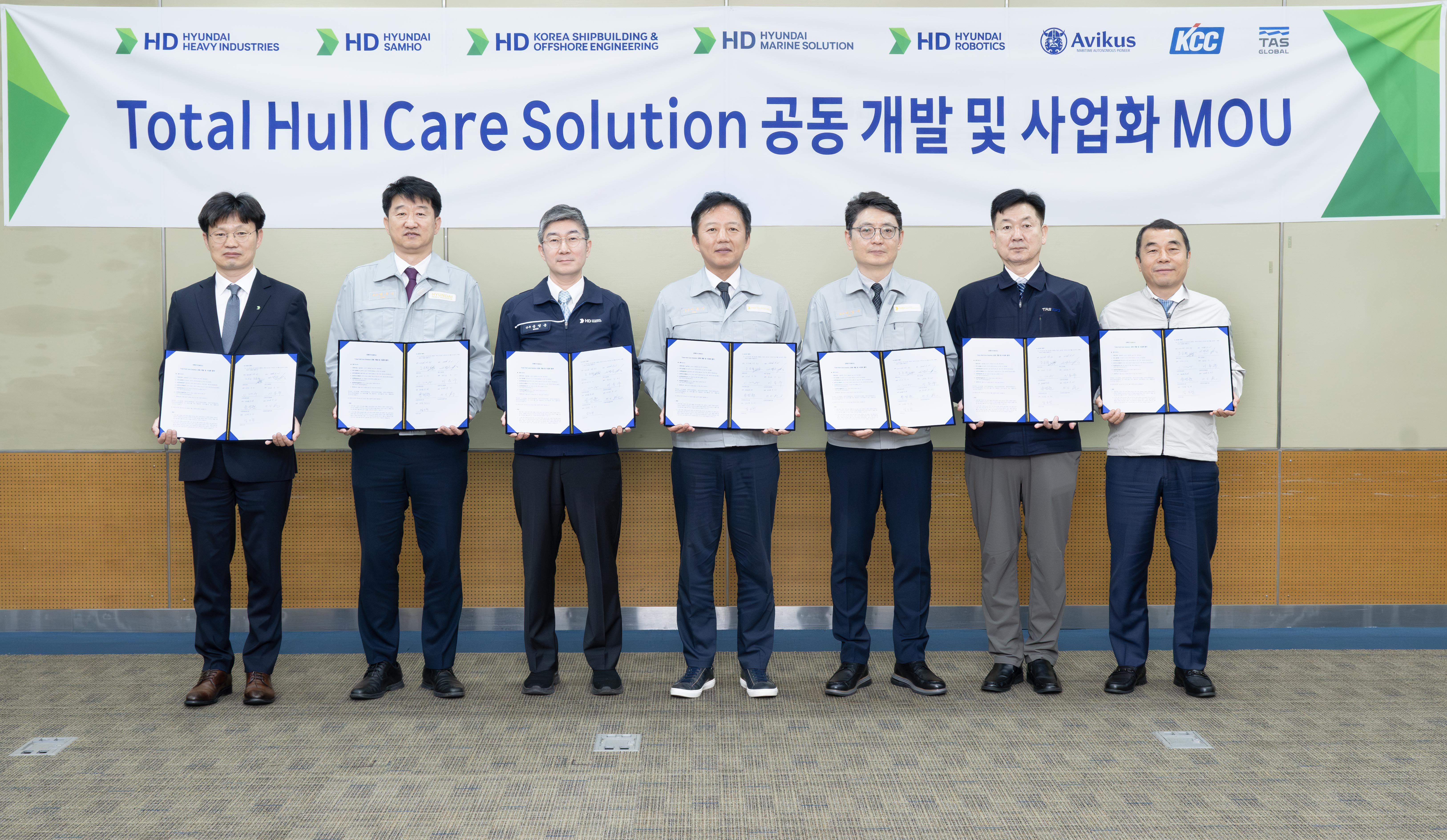 HD현대중공업은 최근 HD한국조선해양, HD현대로보틱스, HD현대마린솔루션, 아비커스, KCC, 타스글로벌과 ‘Total Hull Care Solution’ 공동 개발 및 사업화를 위한 업무협약(MOU)을 체결했다..jpg