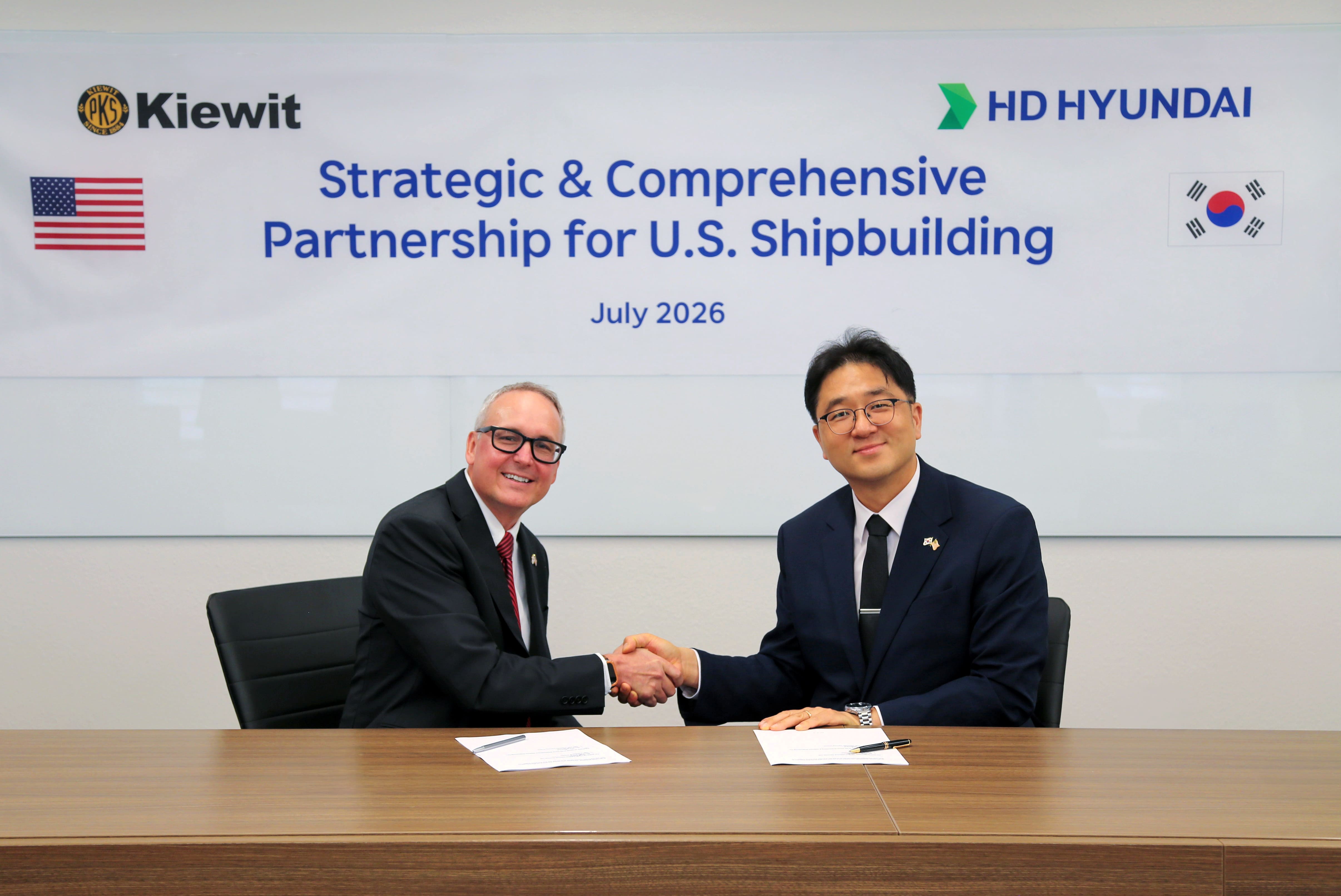 HD현대가 미국 종합 EPC 기업 ‘키윗(Kiewit)’ 社와 ‘조선 사업 협력을 위한 전략적 파트너십’을 체결했다(왼쪽부터 키윗오프쇼어 채드 존슨(Chad Johnson) CEO, HD한국조선해양 최한내 기.jpg